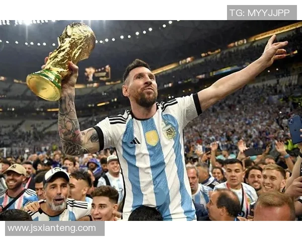 历届足球传奇球星风采回顾 从贝利到梅西的时代交替与辉煌